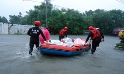 إعصار قوي يضرب تايوان ويتسبب بإصابة 27 شخصا وفقدان سائحين